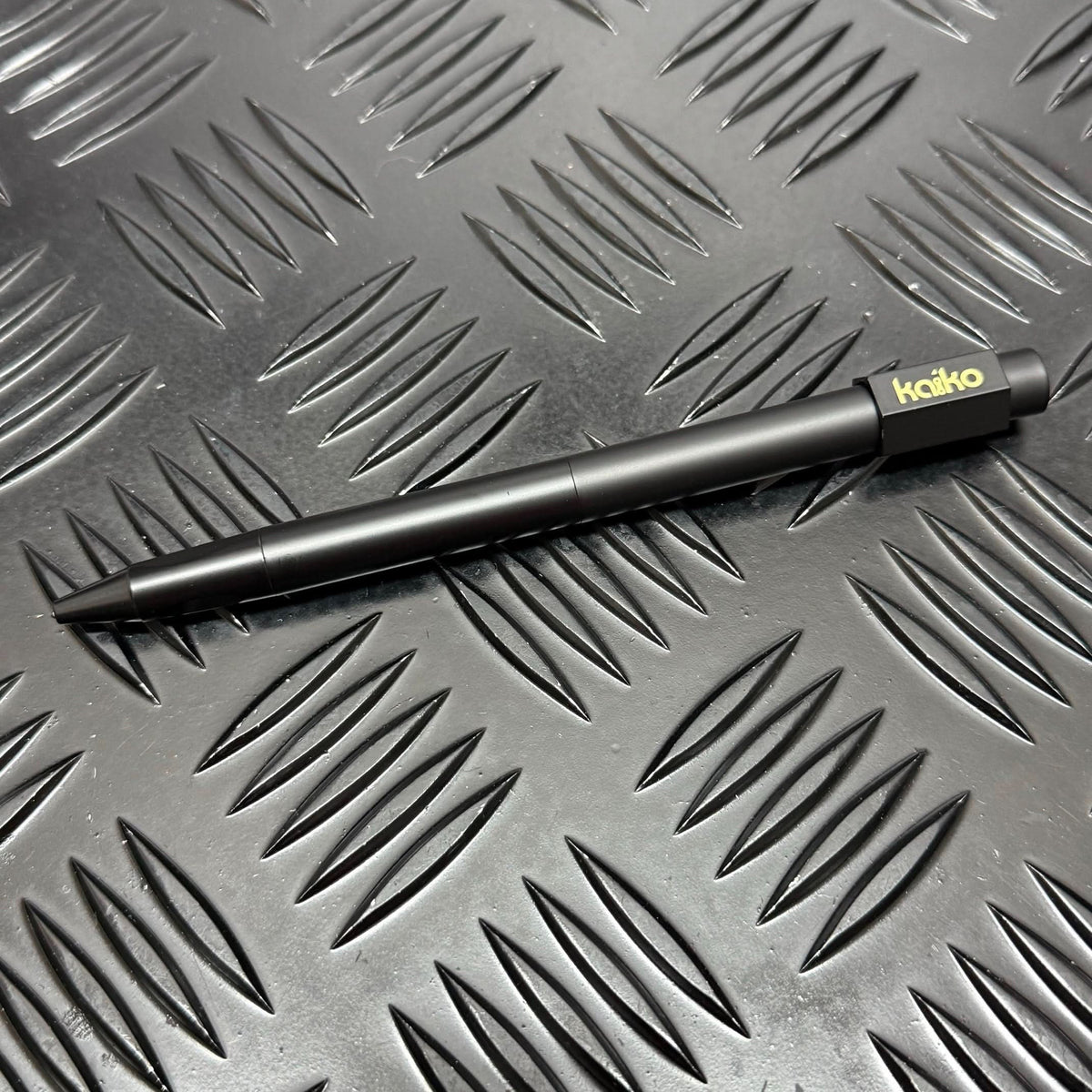 BLACK Weighted Spinner Pen with 4 refills